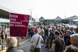 Des employés de Genève Aéroport, soutenus par le SSP, manifestent leur mécontentement contre un projet de réforme salariale.